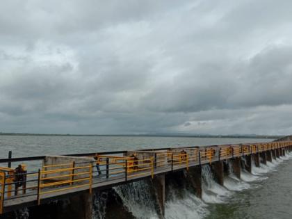 purandar nazre dam overflow farmers is happy | पुरंदरचे नाझरे धरण 'ओव्हरफ्लो'; बळीराजा खुश