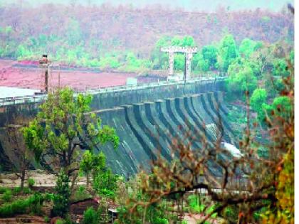 Stocks ended due to drop of water for votes | मतांच्या पिकासाठी पाणी सोडल्याने साठा संपला