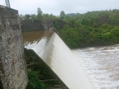 Jalgaon: Suki dam overflows in Raver taluka, joy among farmers | Jalgaon: रावेर तालुक्यातील सुकी धरण ओव्हरफ्लो, शेतकऱ्यांमध्ये आनंदाचे वातावरण