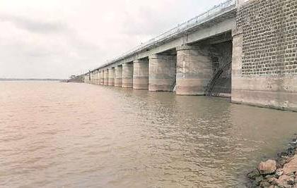 Low Water storage in Yelgaon dam | येळगाव धरणात महिनाभर पुरेल एवढाच जलसाठा शिल्लक