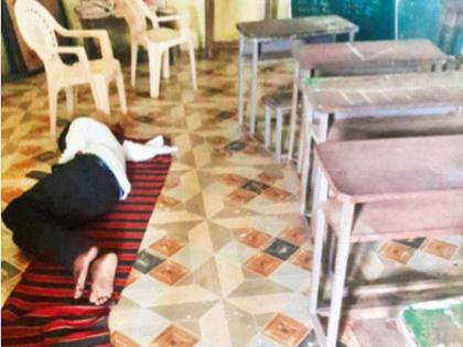 The drunken principal Damu Rojekar slept in the classroom, lying down; another bottle of country liquor in his pocket... | मुख्याध्यापक वर्गातच झिंगून वर्गातच झोपले; खिशात देशी दारूची आणखी एक बाटली भरलेली... The drunken principal Damu Rojekar slept in the classroom, lying down; another bottle of country liquor in his pocket... | मुख्याध्यापक वर्गातच झिंगून वर्गातच झोपले; खिशात देशी दारूची आणखी एक बाटली भरलेली...