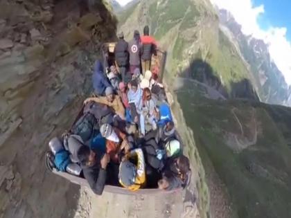 VIDEO : Only truck can run on this dangerous road, People trek the mountains for four days | VIDEO : या खतरनाक रस्त्यावर आहे केवळ एकमेव ट्रॅक, ३ ते ४ दिवस डोंगर चढून इथे पोहोचतात लोक