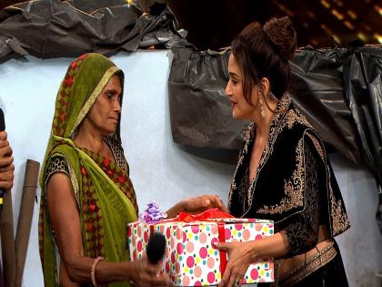 A special gesture: Madhuri Dixit gifts sarees to Dance Deewane contestant Uday Singh’s mother  | पैशाची नाही मनाची श्रीमंती लागते, माधूरी दीक्षितची 'ही 'कामगिरी पाहून तुम्हालाही वाटेल कौतुकास्पद 