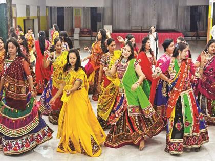 Rasdandiya in the grand festival of democracy; Chhatrapati Sambhajinagar has 8 big ones and Dandiya in 88 colonies | लोकशाहीच्या महाउत्सवात रासदांडियाला झळाळी; शहरात ८ मोठ्या, तर ८८ वसाहतींमध्ये दांडिया