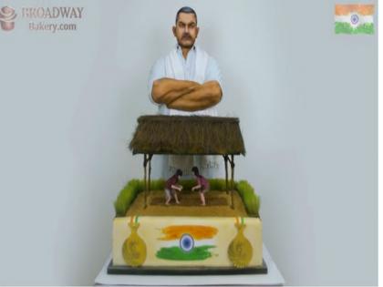 Dangle cake in Dubai will be tired of reading the price of India's Independence Day | भारताच्या स्वातंत्र्यदिनानिमित्त दुबईत दंगल केक, किंमत वाचून थक्क व्हाल