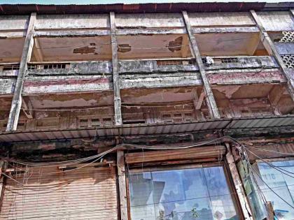 sad reality Buildings in Mumbai on dangerous list; but where to go to live | भय इथले संपत नाही... मुंबईतील इमारती धोकादायक यादीत; मात्र राहायला जायचे तरी कुठे? sad reality Buildings in Mumbai on dangerous list; but where to go to live | भय इथले संपत नाही... मुंबईतील इमारती धोकादायक यादीत; मात्र राहायला जायचे तरी कुठे?