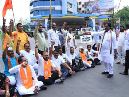 Uddhav Sena blocks Mahavir Chowk for farmer loan waiver; Anti-government slogans echo throughout the area | शेतकरी कर्जमाफीसाठी उद्धवसेनेने रोखला महावीर चौक; सरकारविरोधी घोषणांनी परिसर दणाणला Uddhav Sena blocks Mahavir Chowk for farmer loan waiver; Anti-government slogans echo throughout the area | शेतकरी कर्जमाफीसाठी उद्धवसेनेने रोखला महावीर चौक; सरकारविरोधी घोषणांनी परिसर दणाणला