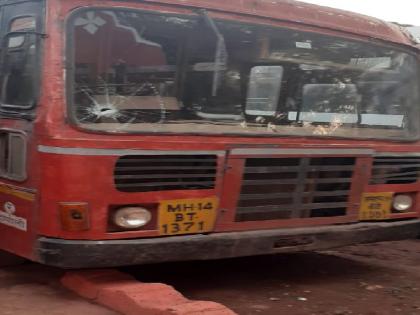 Mandangad Dapoli ST bus pelted with stones driver injured | मंडणगड-दापोली एसटी बसवर दगडफेक, चालक जखमी