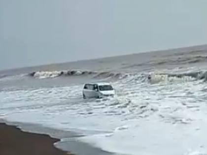 As many as 5 cars got stuck in the sand on the beach in Dapoli in the last two days | दापोलीतील समुद्रकिनाऱ्यावर वाहनांची स्टंटबाजी अंगाशी, वाळूत रुतल्या गाड्या 