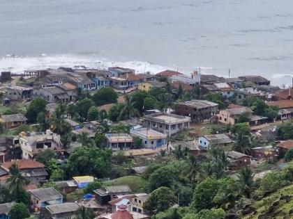 Due to heavy rains, people of Pajpandhari village in Dapoli taluka are at high risk of landslides and sea surges | Ratnagiri: पाजपंढरीला दरडींसह उधाणाचा धोका, १२५ कुटुंबांना स्थलांतराचे आदेश Due to heavy rains, people of Pajpandhari village in Dapoli taluka are at high risk of landslides and sea surges | Ratnagiri: पाजपंढरीला दरडींसह उधाणाचा धोका, १२५ कुटुंबांना स्थलांतराचे आदेश