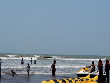 Crowds of tourists on the beach of Dapali | पर्यटन स्थळावर बंदी, तरीही पर्यटकांची पावले समुद्रकिनाऱ्यावर, लागून सुट्या आल्याने रिसॉर्ट फुल्ल