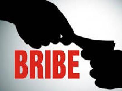 Talathi arrested while taking bribe of Rs 20000 for signing income certificate, action taken against Anti Corruption Bureau in Dapoli | उत्पन्नाच्या दाखल्यावर सहीसाठी २० हजारांची लाच घेताना तलाठ्यास अटक, दापोलीत 'लाचलुचपत'ची कारवाई Talathi arrested while taking bribe of Rs 20000 for signing income certificate, action taken against Anti Corruption Bureau in Dapoli | उत्पन्नाच्या दाखल्यावर सहीसाठी २० हजारांची लाच घेताना तलाठ्यास अटक, दापोलीत 'लाचलुचपत'ची कारवाई