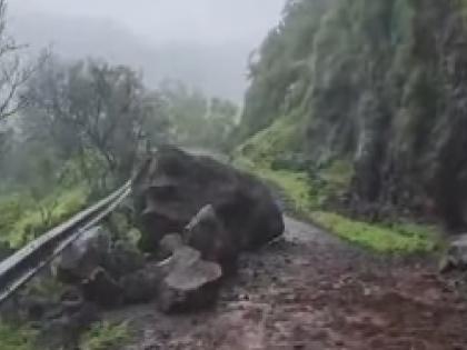 A landslide occurred at Raghuveer Ghat, which connects about 20 villages in the Kandati valley in Ratnagiri and Satara districts | Ratnagiri: रघुवीर घाटात पुन्हा दरड कोसळली, विद्यार्थ्यांसह प्रवासी तीन तास अडकून A landslide occurred at Raghuveer Ghat, which connects about 20 villages in the Kandati valley in Ratnagiri and Satara districts | Ratnagiri: रघुवीर घाटात पुन्हा दरड कोसळली, विद्यार्थ्यांसह प्रवासी तीन तास अडकून