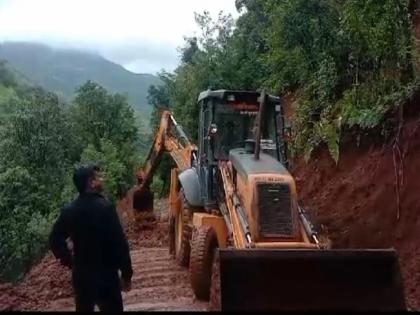 landslides fell on the Ghavri-Erne road in Mahabaleshwar taluka, 23 families of Morewadi shifted to safer places | Satara: घावरी रस्त्यावर दरड कोसळली, मोरेवाडीतील २३ कुटुंबांना सुरक्षित ठिकाणी हलवले