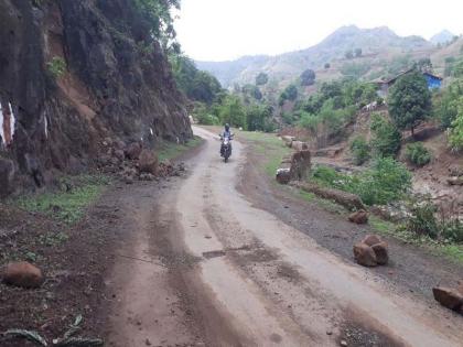 Due to the collapse of the crash, the result of the traffic | दरडी कोसळल्याने वाहतुकीवर परिणाम