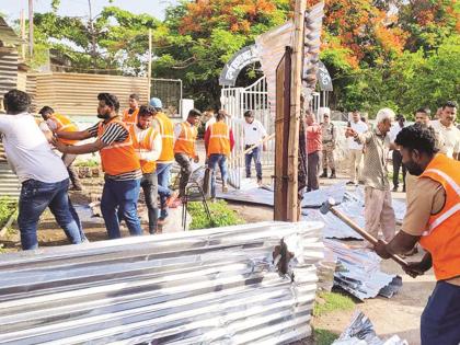 Encroachment in front of the kadar Auliya Dargah in Juna Mondhya demolished after letter from Waqf Board; Municipal Corporation takes action | वक्फ बोर्डाच्या पत्रानंतर जुना मोंढ्यातील दर्ग्यासमोरील अतिक्रमण जमीनदोस्त; मनपाची कारवाई Encroachment in front of the kadar Auliya Dargah in Juna Mondhya demolished after letter from Waqf Board; Municipal Corporation takes action | वक्फ बोर्डाच्या पत्रानंतर जुना मोंढ्यातील दर्ग्यासमोरील अतिक्रमण जमीनदोस्त; मनपाची कारवाई