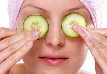 must try this to remove dark circles around eyes | डोळ्यांभोवतीची काळी वर्तुळ हमखास जातील फक्त हे करून पाहा!