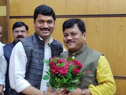 Dhananjay Munde greets Darekar | विधान परिषदेच्या आजी-माजी विरोधीपक्ष नेत्यांची भेट; मुंडेंनी दिल्या दरेकरांना शुभेच्छा