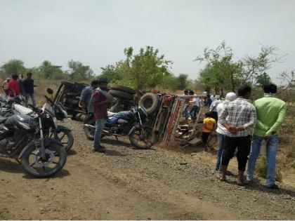 Alcoholic had a good time in the lockdown; 33 boxes of Deshi liquor stolen from the crashed tempo | लॉकडाऊनमध्ये तळीरामांची झाली चंगळ; अपघातग्रस्त टेम्पोतून देशीदारूचे ३३ बॉक्स केले लंपास