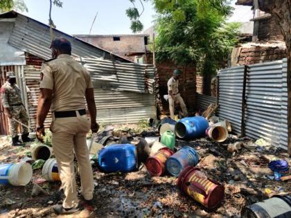 29 arrested for attacking police, Bhatti's destroyed | पोलिसांवर हल्ला करणाऱ्या २९ जणांना अटक, दारूच्या भट्ट्या उद्ध्वस्त