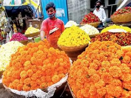 Dussehra is expensive! The flower market is adorned with ‘gold’; Decreased flowering due to rains | दसरा महागला! फुल बाजार ‘सोन्या’ ने सजले; पावसामुळे फुलांची आवक कमी