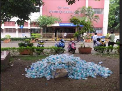 After Dussehra gathering of Shinde group, Mumbai University ground turned into a garbage dump, garbage piled up in the parking lot | शिंदे गटाच्या दसरा मेळाव्यानंतर मुंबई विद्यापीठाचे मैदान झाले कचराकुंडी, पार्किंगसाठी दिलेल्या जागेत कचऱ्याचा खच