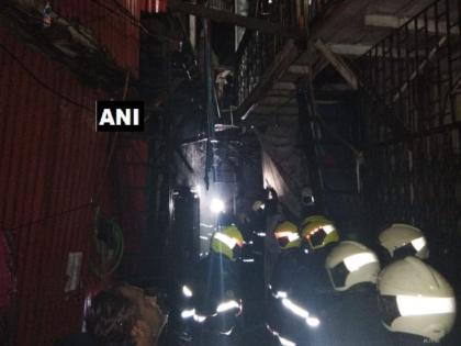 Fire in Shastri Nagar Slum area of ​​Bandra |  वांद्रे येथील शास्त्रीनगर परिसरात झोपडपट्टीला आग 