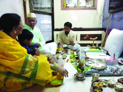 Laxmipujan enthusiasts all over the Raigad district, traders made Chopdi Pujan | रायगड जिल्ह्यात सर्वत्र लक्ष्मीपूजन उत्साहात, व्यापाऱ्यांनी केले चोपडीपूजन