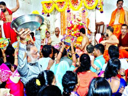  Due to a crowd of devotees, a crowd of devotees for a darshan | बाप्पांच्या दर्शनासाठी भक्तांची गर्दी, टिटवाळ्यात मांदियाळी