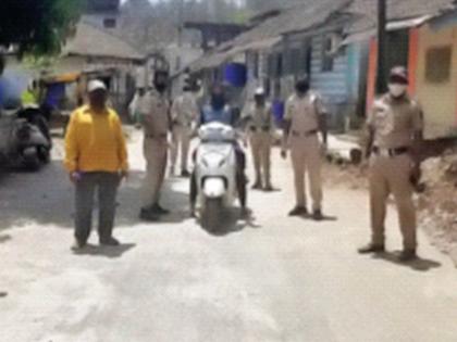 Police took notice of the unmasked walkers | विनामास्क फिरणाऱ्यांची पोलिसांनी घेतली खबर