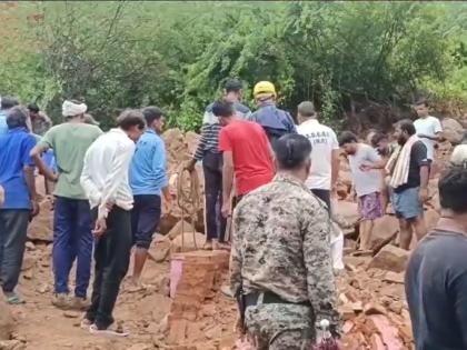 Video datia 400 year old wall collapse 7 people died in madhya pradesh | Video - पावसाचा प्रकोप! मध्य प्रदेशमध्ये ४०० वर्षे जुनी भिंत कोसळली, ७ जणांचा मृत्यू, २ जण जखमी