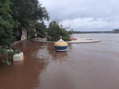 Krishna-Panchganga river water level rises by 6 feet, Shri Kshetra Nrusinhwadi Datta temple under water | कृष्णा-पंचगंगा नदीपात्रात ६ फुटाने वाढ, श्री क्षेत्र नृसिंहवाडी दत्त मंदिर पाण्याखाली