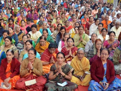 Dattvatak Samaj from the place of worship in the house, Jupyaagya for purification, combined participation of 2 thousand women and men | घोरात्कष्टात स्तोत्रपठणातून दत्तभक्तांचा समाज शुद्धीकरीता जपयज्ञ, २ हजार महिला आणि पुरुषांचा एकत्रित सहभाग