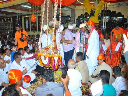 Datta Jayanti attended by thousands of devotees in the chant of 'Digambara Digambara Shreepad Vallabh Digambara' | Datta Jayanti: 'दिगंबरा दिगंबरा, श्रीपाद वल्लभ दिगंबरा'च्या गजरात नारायणपूरमध्ये दत्त जन्म सोहळा