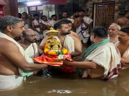 Due to the decrease in the water level of Krishna in Nrusinghwadi the people of Wadi missed the opportunity to visit the village of God | Kolhapur: ..अन् देव गावात येण्याच्या पर्वणीला नृसिंहवाडीकर मुकले Due to the decrease in the water level of Krishna in Nrusinghwadi the people of Wadi missed the opportunity to visit the village of God | Kolhapur: ..अन् देव गावात येण्याच्या पर्वणीला नृसिंहवाडीकर मुकले