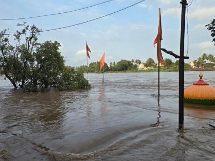 Datta temple in Nrusinghwadi goes under water in Kolhapur Water level of Krishna, Panchganga rises by seven feet | Kolhapur: नृसिंहवाडीतील दत्त मंदिर गेले पाण्याखाली; कृष्णा, पंचगंगेच्या पाणी पातळी सात फुटाने वाढ