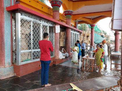 Datta Mandir in Nrisimhawadi was opened for darshan after ten days, the palanquin ceremony was closed | नृसिंहवाडीतील दत्तमंदिर दहा दिवसांनंतर दर्शनासाठी झाले खुले, पालखी सोहळा बंद