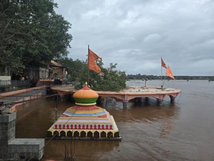 Water level of Krishna Panchganga river increases in Kolhapur, Datta temple in Nrusinghwadi goes under water | Kolhapur: कृष्णा-पंचगंगा नदीच्या पाणीपातळीत वाढ, नृसिंहवाडीत दत्त मंदिर गेले पाण्याखाली