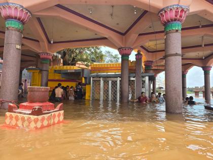 Water poured into Narsinghwadi Datta temple for the fourth time third Dakshinavdar ceremony in full swing | Kolhapur: नृसिंहवाडी दत्त मंदिरात चौथ्यांदा पाणी, तिसरा दक्षिणव्दार सोहळा उत्साहात Water poured into Narsinghwadi Datta temple for the fourth time third Dakshinavdar ceremony in full swing | Kolhapur: नृसिंहवाडी दत्त मंदिरात चौथ्यांदा पाणी, तिसरा दक्षिणव्दार सोहळा उत्साहात