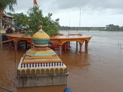 Rise in water level of Krishna river, Datta temple in Nrusinhawadi under water | कोल्हापूर: नृसिंहवाडीतील दत्त मंदिराला कृष्णेचा वेढा, निम्मे मंदिर पाण्याखाली