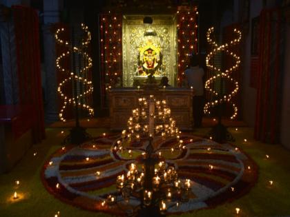 Seven colored rotating lights and twelve thousand garlands Datta Mandir in Pune lit up on the occasion of Devdiwali | सप्तरंगी फिरते दिवे अन् बारा हजार पणत्या; देवदिवाळीनिमित्त उजळले पुण्यातील दत्तमंदिर