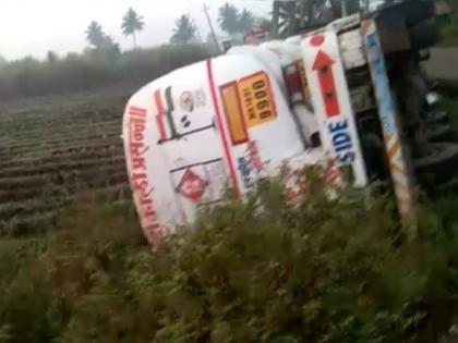 A tanker carrying flammable material overturned near Danwad-Eksamba | दानवाड-एकसंबानजीक ज्वालाग्रही पदार्थ घेऊन जाणारा टँकर उलटला, दोन किलोमीटरचा परिसर सील