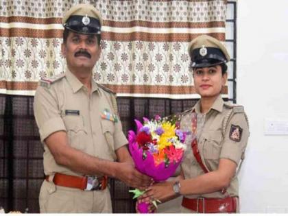 Karnataka Cop's Moment Of Pride: Daughter Takes Charge Of Police Station | वडिलांची बदली, ‘ऑफिसर’ मुलीची एंट्री पित्यानेच केले पुष्पगुच्छ देऊन स्वागत