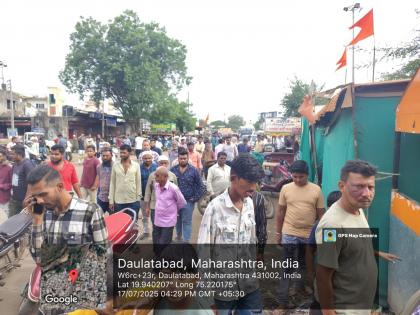 Now the hammer will also crack down on encroachments outside Chhatrapati Sambhajinagar; Marking on the Daulatabad to Ellora route | आता छत्रपती संभाजीनगर बाहेरील अतिक्रमणावर हातोडा; दौलताबाद ते वेरूळ मार्गावर मार्किंग