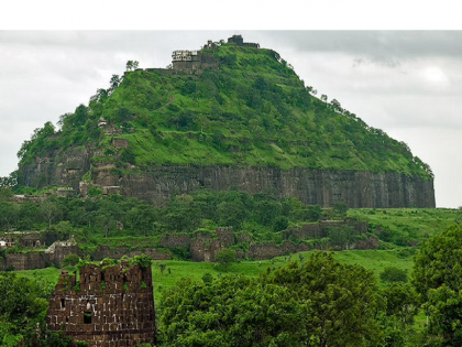 Swarajya Prerna Day tomorrow at Devagiri Fort, Nagarnaka to Daulatabad road closed for heavy vehicles  | देवगिरी किल्ल्यावर उद्या स्वराज्य प्रेरणा दिन, नगरनाका ते दौलताबाद मार्ग जड वाहनांसाठी बंद 