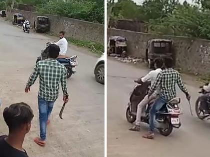 Two people who created terror on the streets of Daund city were shackled | Video: दौंड शहरातील रस्त्यावर कोयता घेऊन दहशत निर्माण करणाऱ्या दोघांना ठोकल्या बेड्या