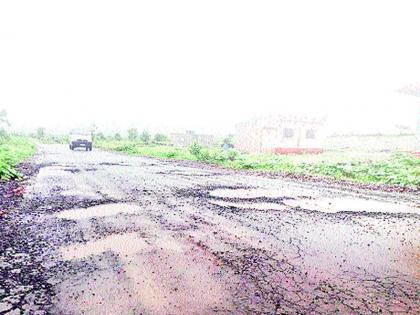 Dandakarwadi road crumbled; Due to poor work, pits fall in just six months | दौंडकरवाडी रस्ता उखडला; निकृष्ट कामामुळे अवघ्या सहा महिन्यांत पडले खड्डे