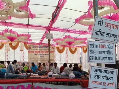 Dautpur in Parali came to the limelight due to ash; villagers started a hunger strike, what are the demands? | राखेमुळे प्रसिद्धीस आले परळीतील दाऊतपुर; ग्रामस्थांनी सुरू केलं उपोषण, काय आहेत मागण्या? Dautpur in Parali came to the limelight due to ash; villagers started a hunger strike, what are the demands? | राखेमुळे प्रसिद्धीस आले परळीतील दाऊतपुर; ग्रामस्थांनी सुरू केलं उपोषण, काय आहेत मागण्या?