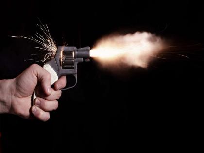 Brother's sister shot out of anger over inter-caste marriage; Suicide | आंतरजातीय विवाह केल्याच्या रागातून भावाचा बहिणीवर गोळीबार; आत्महत्या