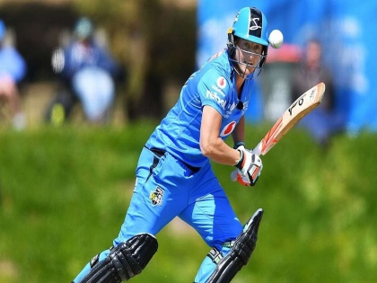 New Zealand Sophie Devine hits five sixes in an over, Renegades beat Hurricanes again in Women's Big Bash League | न्यूझीलंडच्या महिला फलंदाजानं एका षटकात खेचले पाच षटकार; पाडला धावांचा पाऊस...